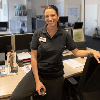 o.t.n Mitarbeiterin Lea Šahdan-Gülbay an ihrem Schreibtisch in der Zentrale