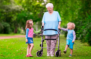zwei junge Enkel begleiten ihre Oma zur Reha & Pflege bei dem Sanitätshaus in Neumünster