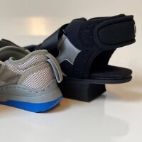 zwei Modelle von Fersenentlastungsschuhen aus der Schuhtechnik von o.t.n