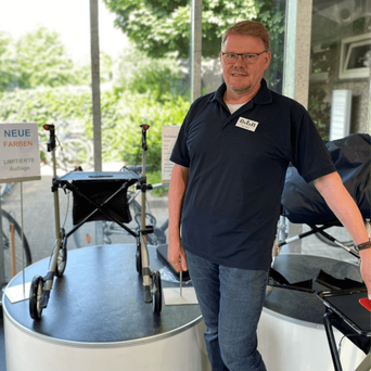 o.t.n Mitarbeiter Thorsten Klein im Reha- und Pflege-Bereich