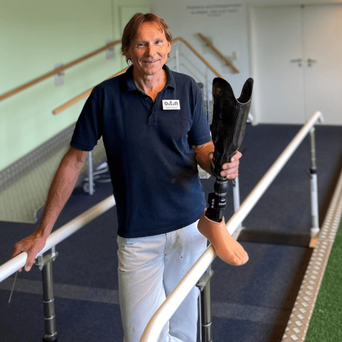 o.t.n Geschäftsführer Stefan Fehlandt mit einer Beinprothese im Dynamiklabor