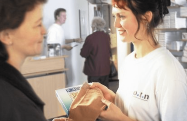 o.t.n Mitarbeiterin berät kompetent eine Kundin